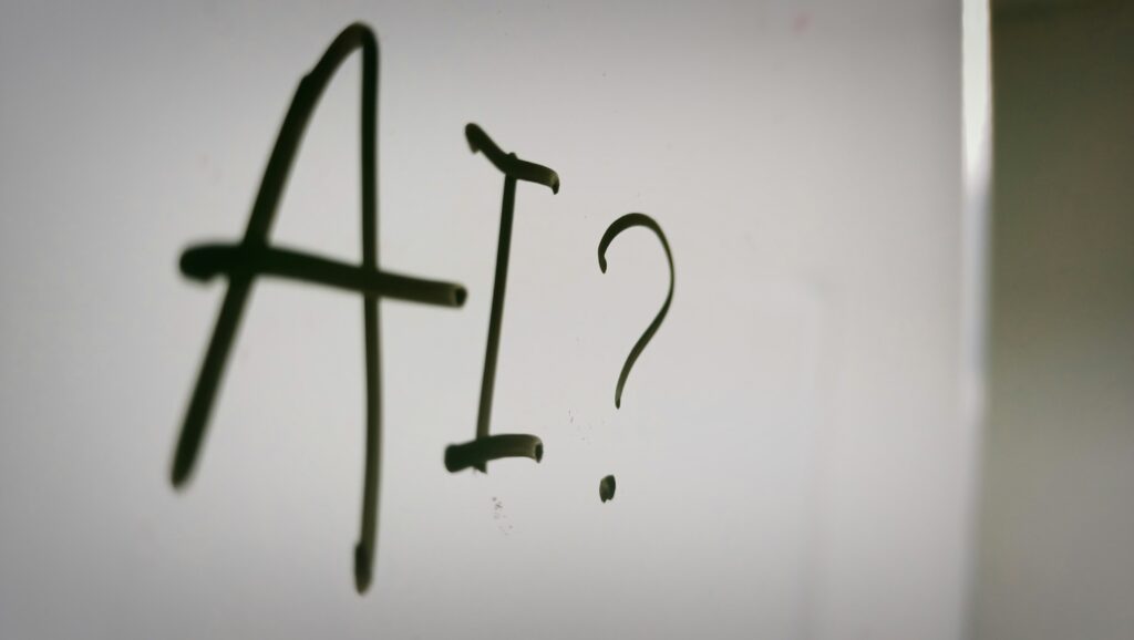 白壁に書かれた手書き文字「AI？」