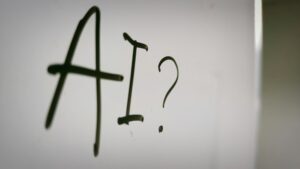 白壁に書かれた手書き文字「AI？」