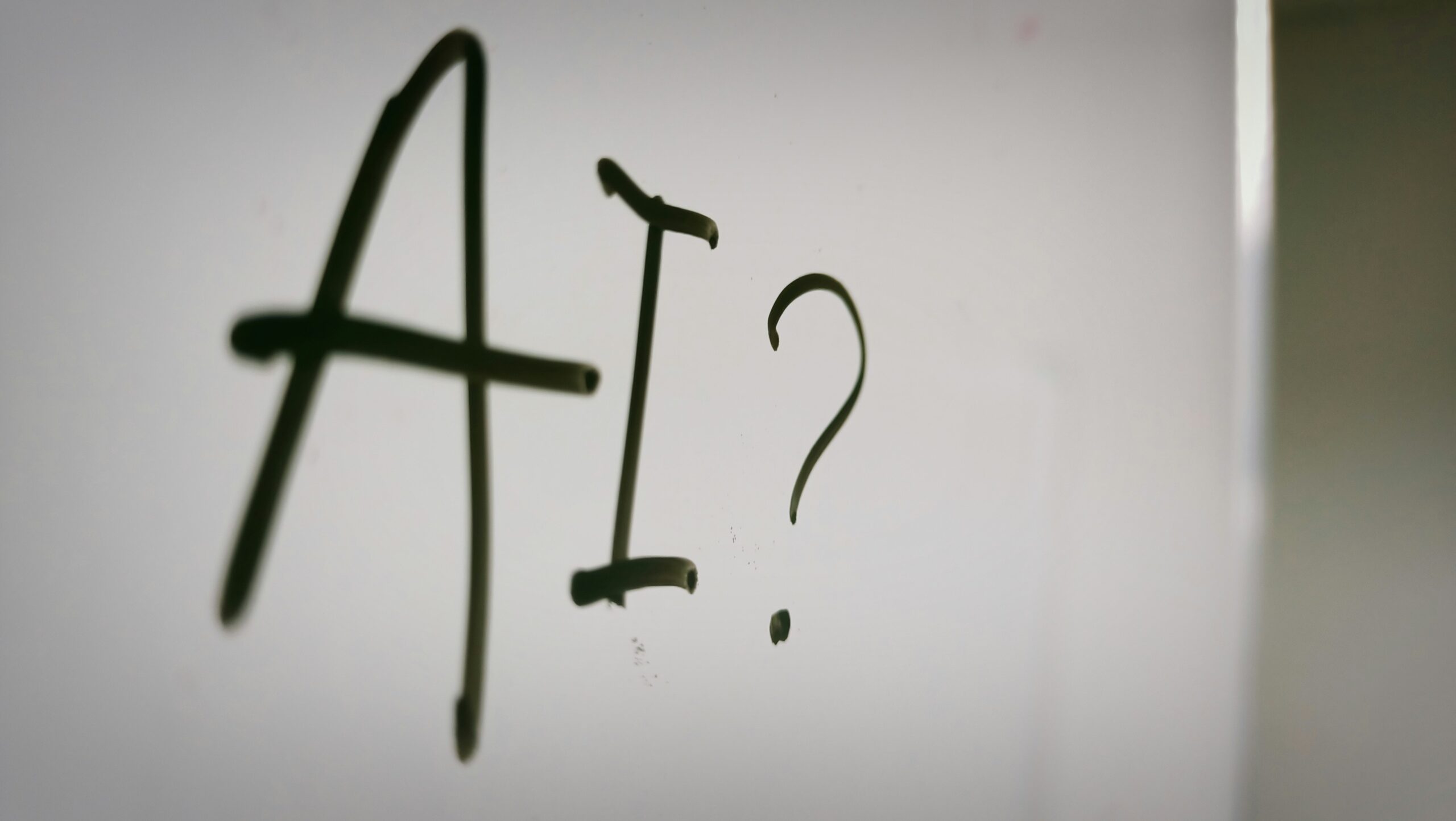 白壁に書かれた手書き文字「AI？」