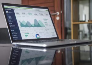 データ分析グラフが表示されたノートPC